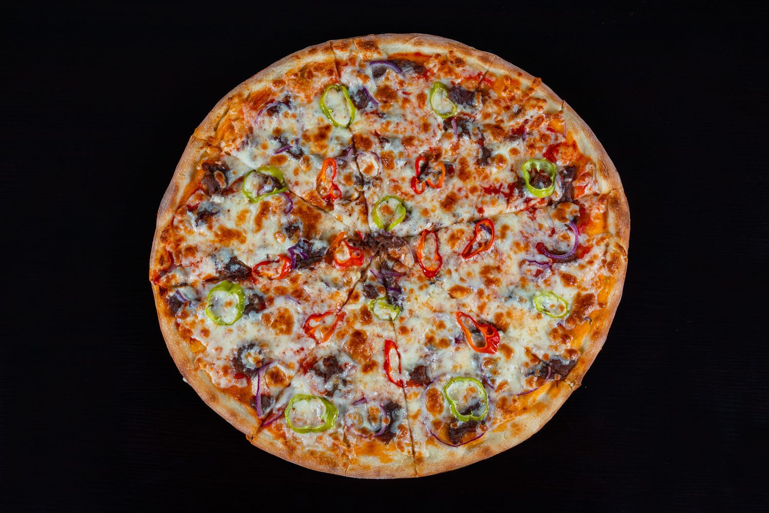 Pizza garnie à pâte fine, poivrons et oignons rouges